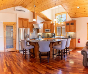 Coyote Run Retreat by Tahoe Getaways - 3BR Pet Friendly with HOA Amenities, Minutes to Downtown Truckee & Northstar Resort! Truckee